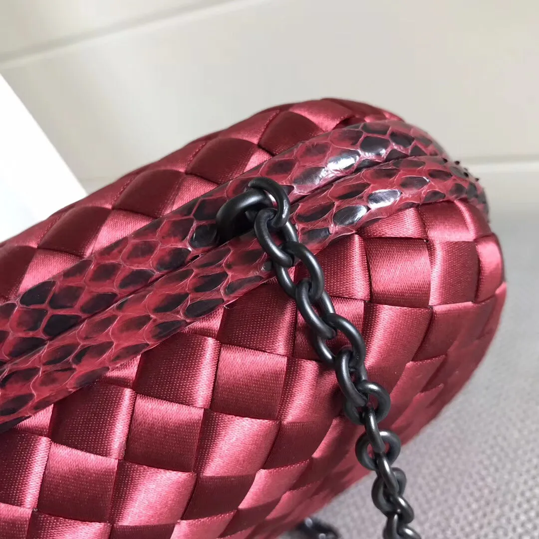The latest and most popular Knot clutch from the 8651 counter is made of exquisite Japanese silk fabric with snakeskin piping. It looks elegant when worn cross-body or in the hand. It can also be carried by petite girls and can hold 2 iPhone X phones. Size: 20cm*12cm